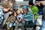 Damit ist jetzt Schluss: Schüler mit eingeschalteten Handys. (Bild Erhard Gick/Neue SZ; gestellte Szene)