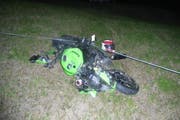 Mit diesem Motorrad ist der Mann den Abhang hinunter gestürzt. (Bild: Kapo Uri)