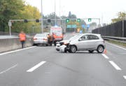 Auf der Autobahn A2 in Kriens ist es am Freitagmorgen zu einer Kollision zwischen zwei Personenwagen gekommen. (Bild: Luzerner Polizei)