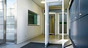 Diverse Bereiche der kantonalen Verwaltung und Dienste sind bereits gesichert. So auch der Eingang des Zuger Strafgerichts (im Bild).Bild: Stefan Kaiser (27. September 2016)