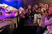 Ty Taylor von Vintage Trouble zeigte beim mitreissenden Konzert am Dienstagabend vollen Körpereinsatz. (Bild: Keystone/Alexandra Wey)