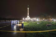 Ein Angriff auf eine Fanmeile am Siegesplatz in Bordeaux wird simuliert. (Bild: EPA / Caroline Blumberg)