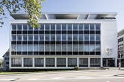 Die Zuger Kantonalbank (im Bild der Sitz in Zug) ist mit dem Geschäft 2016 zufrieden. (Bild: PD / Zuger Kantonalbank)