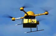 Die Post will in der Schweiz bald erste Tests mit Paketdrohnen durchführen. Ein derartiges System – wie im Bild zu sehen – hat DHL bereits 2013 in Bonn getestet. (Bild: AP)