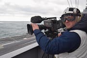 Brian Gottschalk während der Dreharbeiten an Bord der «USS Dwight D. Eisenhower». (Bild: Michael Weinmann/SRF)