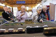 Besucher tauchen in die Welt der Modelleisenbahn ein. (Bild: Werner Schelbert (Baar, 26. November 2016))