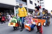 Dieser Umzug gehört den Kindern, aber auch die Erwachsenen haben ihren Spass. (Bild: Werner Schelbert)