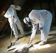Asbestbeseitigung in Schutzmontur. (Bild: Susann Basler (28. März 2007))