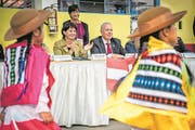 Kinder führen in einem Hilfswerk in Lima für Leuthard einen peruanischen Tanz auf. (Bild: Remo Nägeli)