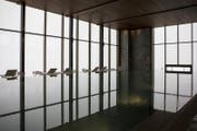 Ein Blick ins Innere des Spas. Vom Pool aus hat man bei schönem Wetter eine tolle Aussicht auf den Vierwaldstättersee und die Berge. (Bild: Alexandra Wey/Keystone (06. November 2017))
