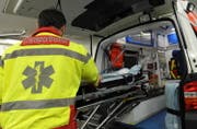 Der verletzte Syrer musste mit dem Rettungsdienst ins Spital gefahren werden. (Symbolbild Urs Hanhart / Neue UZ)