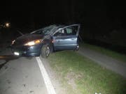 Das Auto ist nach dem Überschlag zerstört. (Bild: Kantonspolizei Uri (Altdorf, 13. April 2017))
