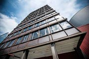 Dieses Gebäude aus den 60er-Jahren beim Verkehrshaus soll nach einer Sanierung zur Jugendherberge werden. (Bild: Boris Bürgisser / Neue LZ)