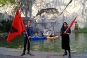 Auf dem Teich vor dem Löwendenkmal bezog die Juso Luzern am Samstag Stellung. (Bild: pd)