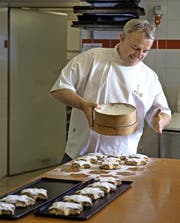Seppi Kreyenbühl pudert in seiner Bäckerei den neuen Luzerner Weihnachtsstern. (Bild: Nadia Schärli (Luzern, 22. November 2016))