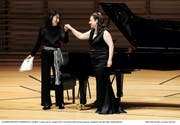 Eloquent und gefühlsecht: Pianistin Mitsuko Uchida (links) und Sopranistin Dorothea Röschmann im KKL Luzern. (Bild: Lucerne Festival/Peter Fischli)