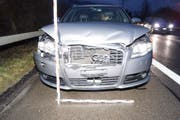 Der Schaden an einem von fünf in die Kollision involvierten Autos. (Bild: Zuger Polizei (Rotkreuz, 17. Januar 2018))