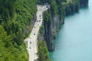 Die Axenstrasse oberhalb des Mositunnels. (Bild: René Meier)