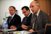 Zur Abstimmung vom 8. Februar (v. l.): Finanzdirektor Hans Wallimann, der Sarner Gemeindepräsident Paul Federer und Kulturdirektor Hans Hofer. (Bild Corinne Glanzmann/Neue OZ)