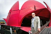 Gästival-Präsident Adelbert Bütler auf der Seerose in Beckenried, kurz bevor die schwimmende Bühne nach Luzern geschleppt wurde. (Bild Corinne Glanzmann)