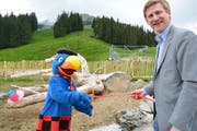 Globi durchtrennt bei der Eröffnung von Globi's Alpenspielplatz auf dem Brunni das Band gemeinsam mit Thomas Küng, Geschäftsführer der Brunni-Bahnen (Bild: PD)