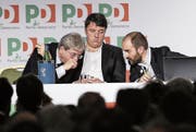 Von links: Italiens Premier Paolo Gentiloni, sein Vorgänger Matteo Renzi und PD-Parteichef Matteo Orfini stecken am Parteitag die Köpfe zusammen. Bild: Giuseppe Lami/EPA (Rom, 19. Februar 2017)