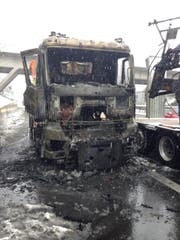 Auf der Zuger Autobahn ist ein LKW ausgebrannt. (Bild: Zuger Polizei)