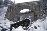 Der Personenwagen nach dem 20-Meter-Sturz in die Meienreuss. (Bild: Kapo Uri)