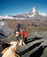 Gruppenbild mit Matterhorn und Bernhardiner: 10,7 Prozent weniger japanische Touristen besuchten bislang in diesem Jahr die Schweiz. (Bild: Keystone/Bernd Jonkmanns)