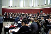 Das Parlament hört während der Debatte über den Aufgaben- und Finanzplan dem Votum von SVP-Kantonsrat Marcel Omlin zu. (Bild Nadia Schärli)