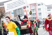 Die Dorfheilige Monika Furrer am Mauteser Umzug. Laufen muss sie natürlich nicht. (Bild Roger Grütter)