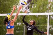 Im Bild: Costa Victoria Lopes Pereira (links) von Brasilien in Aktion gegen Loti Joe von Vanuatu am Samstag auf dem Lido in Luzern. (Bild: FIVB)