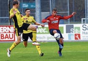 Chams Marco Trachsel im Duell mit Yanik Bovay (links) und Timothie Zall von Bavois. (Bild: Werner Schelbert (Cham, 11. November 2017))