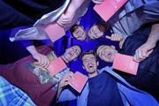 Lehrlinge aus der Elektrobranche feiern ihren Lehrabschluss am 1. Juni in der Sporthalle des Schweizerischen Paraplegikerzentrums in Nottwil. (Bild: Dominik Wunderli / Neue LZ)
