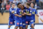 Luzerns Burim Kukeli, Hakan Yakin, Christophe Lambert, Claudio Lustenberger und Alain Wiss (von links) nach einem geglückten Treffer. (Bild Philipp Schmidli/Neue LZ)