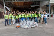 Das Team von JTI beim Güselsammeln. (Bild PD)