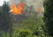 Das brennende Wohnhaus in Reussbühl. (Bild: Leserbild Walter Müller)