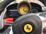 Rot und Gelb: eine sportliche Farb-Kombination à la Ferrari. (Bild Jürg Weber)