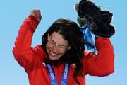 Dominique Gisin jubelt nach dem Gewinn von Gold bei der Siegerehrung in Sotschi. (Bild: Keystone)