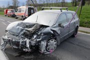 Dieses Auto brannte nach dem Unfall. Mit Feuerlöschern wurde das Feuer bekämpft. (Bild: Luzerner Polizei)