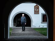 Sebastian Meier steht im Klosterhof, den er in den vergangenen Jahrzehnten ungezählte Male passiert hat. (Bild: Marijan Radat (Frauenthal, 7. März 2018))