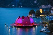 Die Seerose des Gästivals ankert derzeit in der Seebucht von Stansstad. (Bild: Keystone/Urs Flüeler)