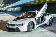 Das Design des BMW i8 ist der Aerodynamik mit möglichst geringen Luftwiderstandswerten geschuldet. Auffällig sind die Flügeltüren. (Bild Felix von Wartburg)