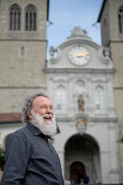 Hat gut lachen: Organist Wolfgang Sieber vor der Luzerner Hofkirche. (Bild: Corinne Glanzmann (10. Juli 2017))