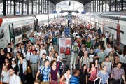 Zugpassagiere gestern im Bahnhof Luzern: Für den Arbeitsweg werden, anders als in der Freizeit, immer längere Strecken in Kauf genommen. (Bild: Manuela Jans / Neue LZ)