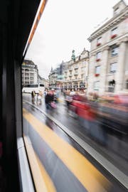 Blick aus einem Linienbus auf den Schwanenplatz. (Bild: Roger Grütter (Luzern, 1. September 2017))