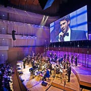 Eine Stimme so gross wie die Leinwand: der «Italian Tenor» Sabino Gaita beim Auftritt mit dem Christoph Walter Orchestra im KKL. (Bild: Pius Amrein)