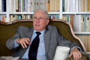 Christopher Blocher verhandelt mit der «Südostschweiz» (Bild: Nadia Schärli (Herrliberg, 17. Mai 2016))