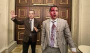 Die venezolanischen Oppositionspolitiker Luis Sefanelli (links) und José Regnault stehen in den Gängen des Parlamentsgebäudes unmittelbar nach dem Angriff von Schlägertruppen am Mittwoch. (Bild: Miguel Gutierrez/EPA (Caracas, 5. Juli 2017))