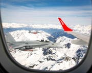 Rosmarie und Martin Ebner beim Verlassen des Fliegers. Beim Flug über die Alpen wurde der Helvetic-Flieger von einem F/A-18 und einem Tiger der Schweizer Luftwaffe begleitet. (Bilder Rémy Steiner Photography)
